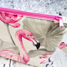 Laden Sie das Bild in den Galerie-Viewer, Projekttasche &quot;Flamingo Flame&quot;