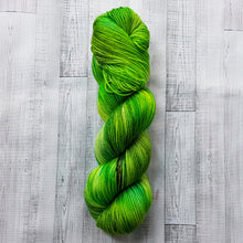 Laden Sie das Bild in den Galerie-Viewer, &quot;Greens of Spring&quot; Merino Socks High Twist